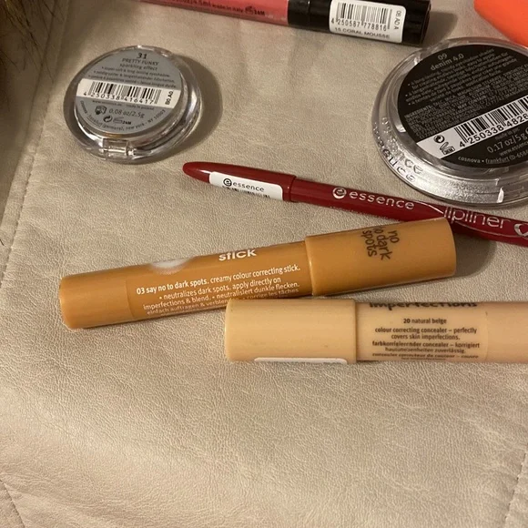 Bundle of 10 essence items(eyeshadow,lipgloss,lip liner,concealer,black mascara) - Picture 13 of 14